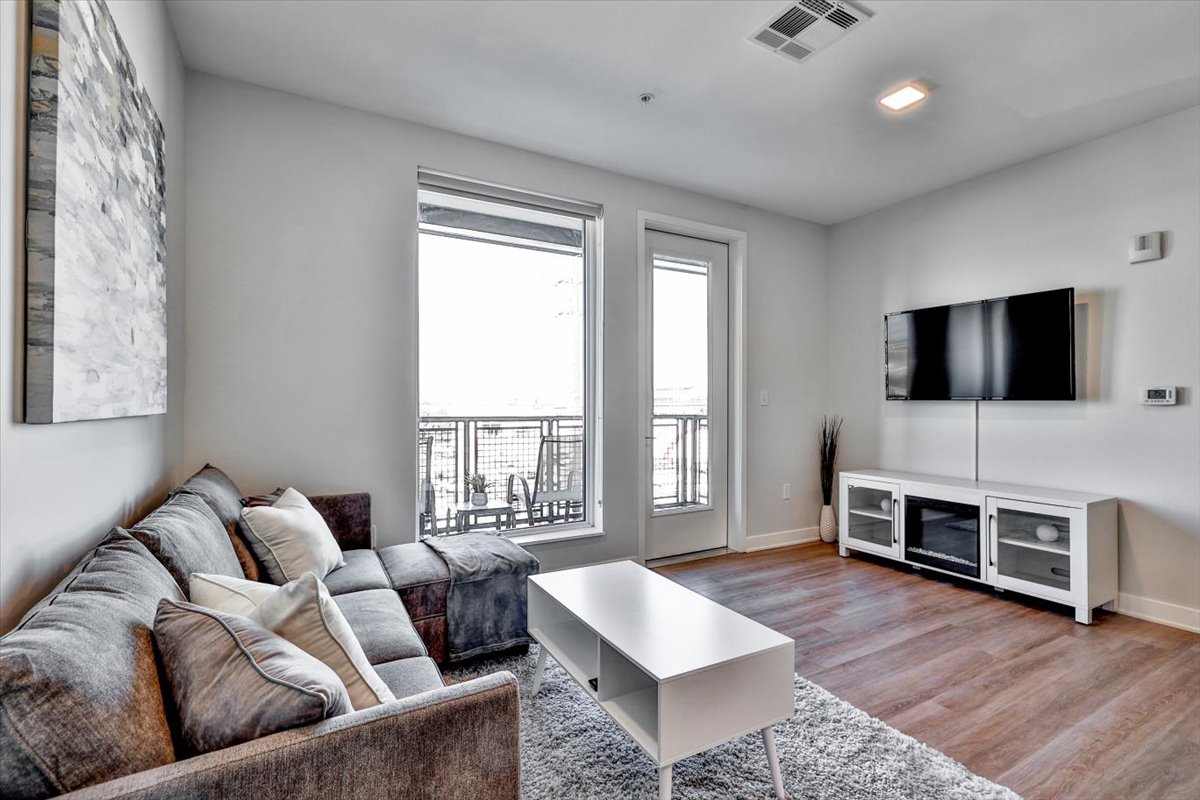 Rent Steelcote 303 in Saint Louis, MO Landing